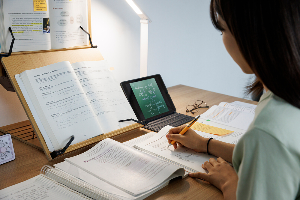 수영을 즐기는 아이들